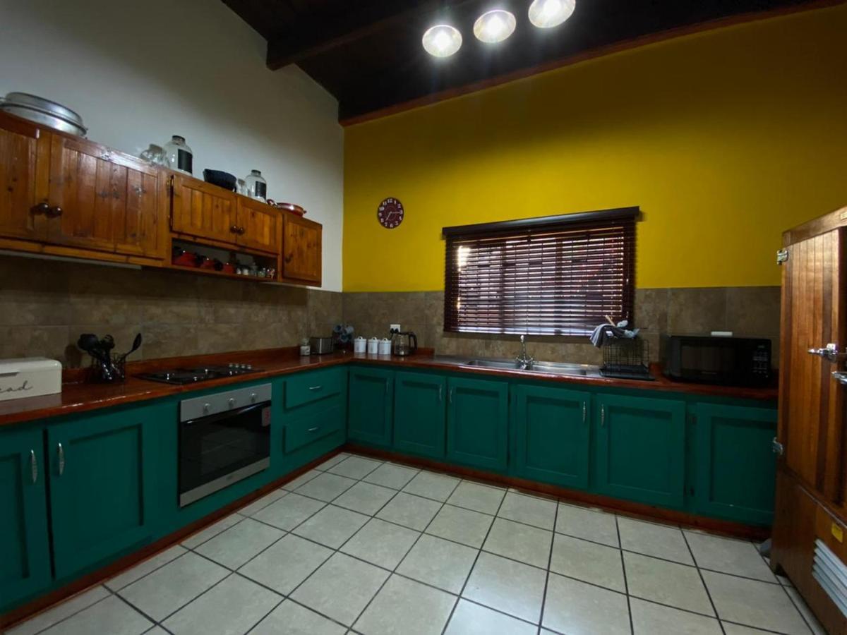 Uthando Backpackers Lodge Oudtshoorn Extérieur photo